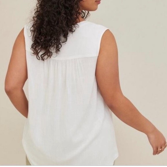 Torrid HARPER RAYON SLUB PULLOVER SLEEVELESS TOP White 00 - Picture 3 of 11